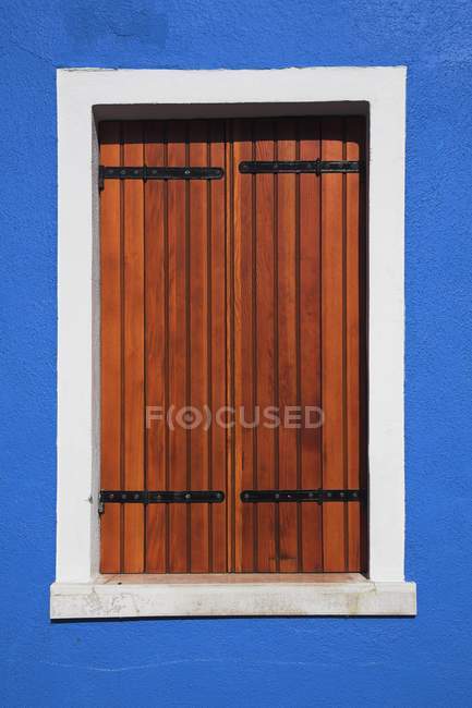 Fenêtre à volets en bois — Photo de stock