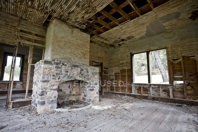 Casa abandonada durante el día vista interior - foto de stock