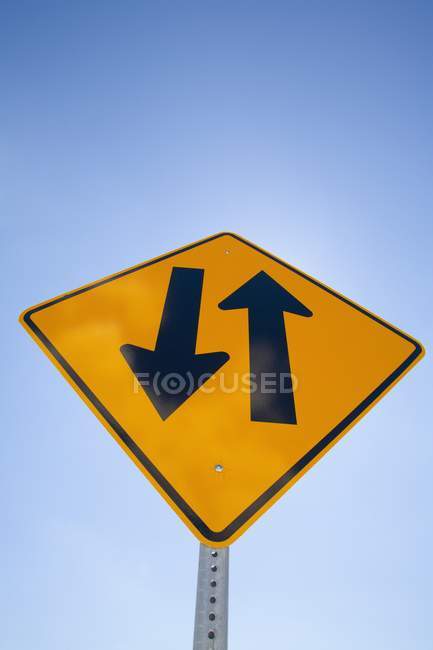 Panneau de signalisation directionnelle sous le ciel bleu — Photo de stock