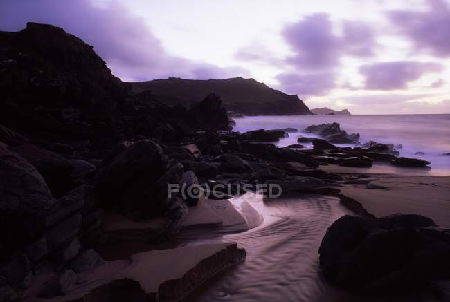 Playa con rocas y acantilados - foto de stock