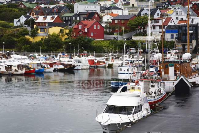 Лодки, припаркованные на пристани — стоковое фото