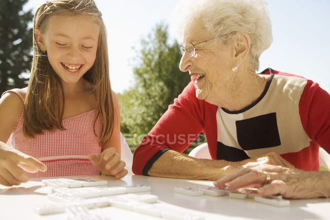 Avó e neta jogando jogo de dominó juntos — Fotografia de Stock