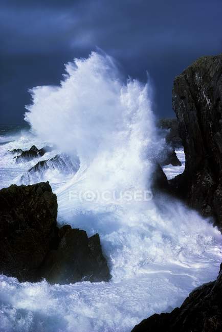 Хвилі падають на скелі — стокове фото