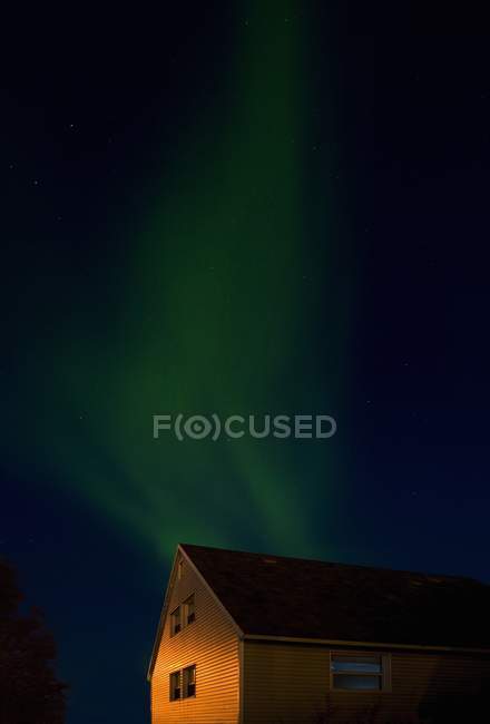 Aurora boreale e casa — Foto stock