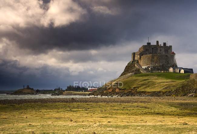 Castillo de Lindisfarne en Beblowe Crag - foto de stock