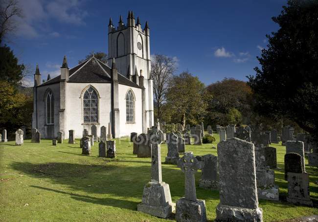 Eine Kirche und ein Friedhof — Stockfoto