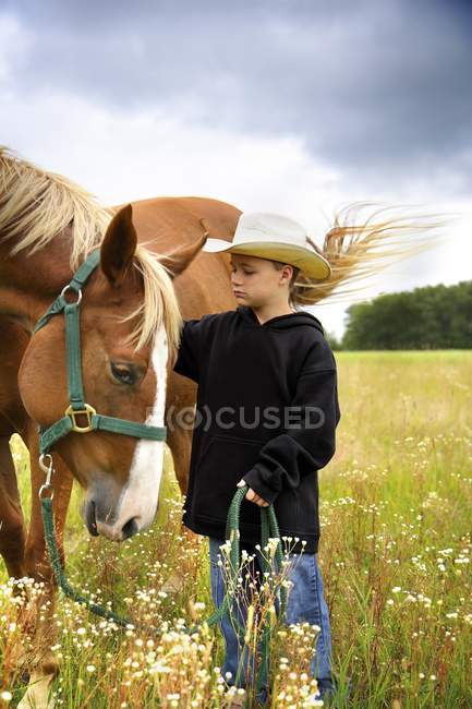 Menino com um cavalo — Fotografia de Stock