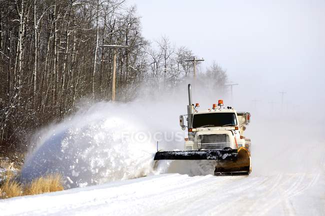 Arado de neve trabalhando na estrada — Fotografia de Stock