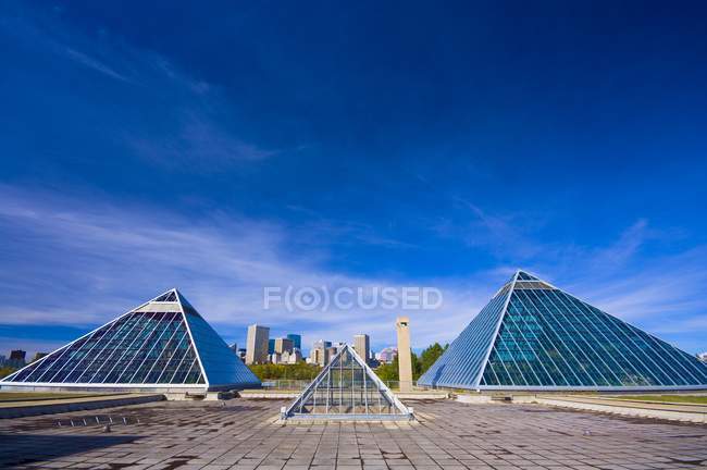 Edmonton Skyline con pirámides - foto de stock