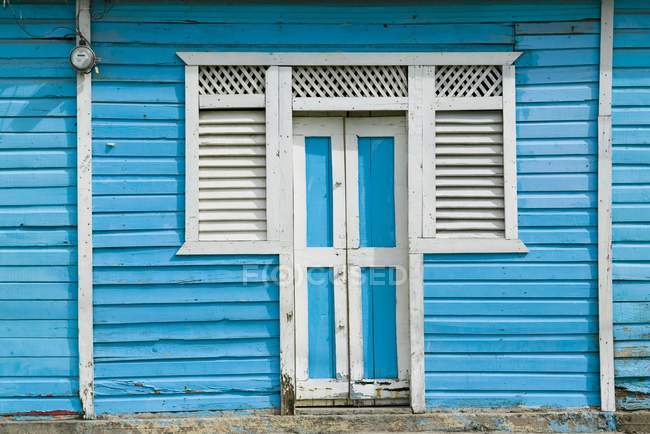 Porta azul e branca — Fotografia de Stock