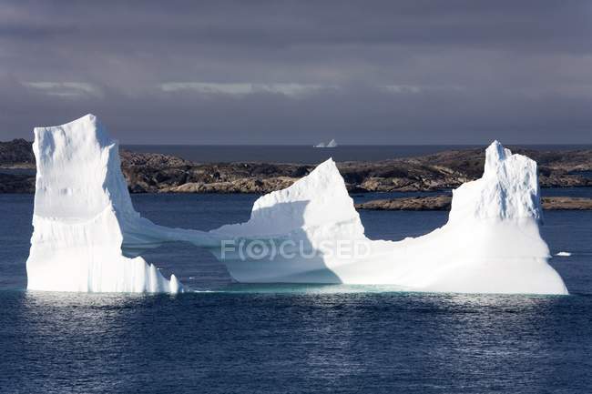 Iceberg en agua de mar - foto de stock