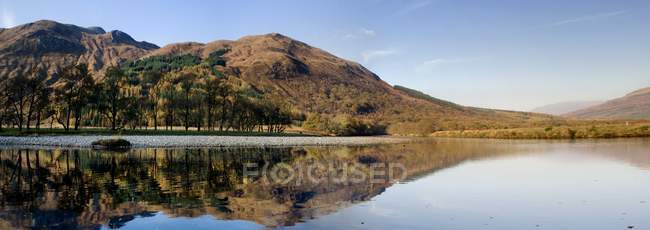 Reflexión sobre el agua, Escocia - foto de stock