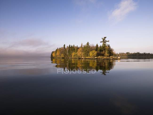 Tranquilo lago con isla - foto de stock