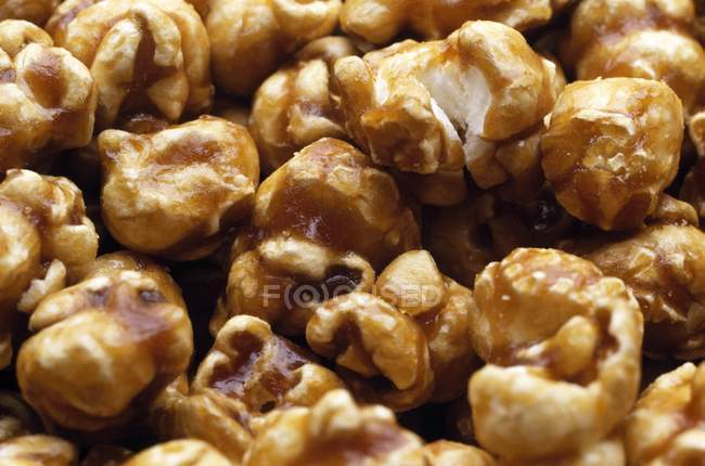 Primo piano di popcorn caramellati dolci e saporiti — Foto stock