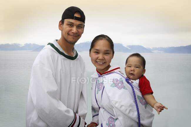 Hermosa familia feliz mirando la cámara en Nunavut - foto de stock
