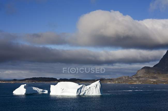 Айсберг в холодной воде — стоковое фото