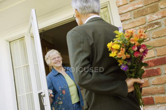 Старший мужчина встречается с женщиной на свидании — стоковое фото
