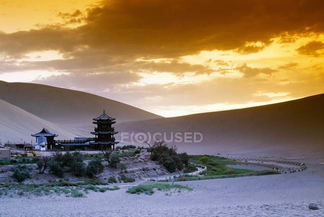 Oasis en el desierto, Dunhuang - foto de stock