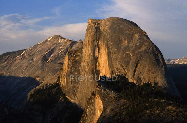 Cúpula Media en el Parque Nacional Yosemite - foto de stock