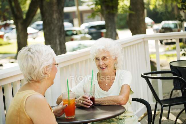 Пожилые женщины в кафе на террасе. — стоковое фото