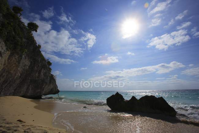 Playa de arena soleada - foto de stock