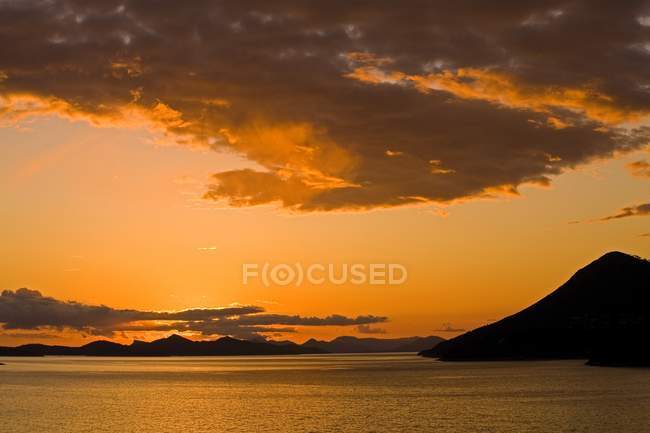 Pôr do sol na costa da Dalmácia — Fotografia de Stock