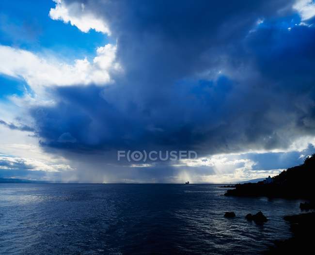 Doccia a pioggia su Lough Foyle — Foto stock