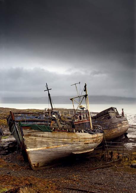 Три брошенные лодки — стоковое фото