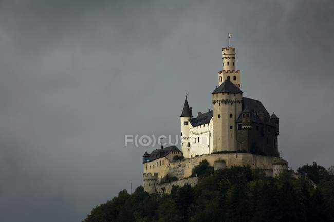 Marksburg замок на вершині пагорба — стокове фото