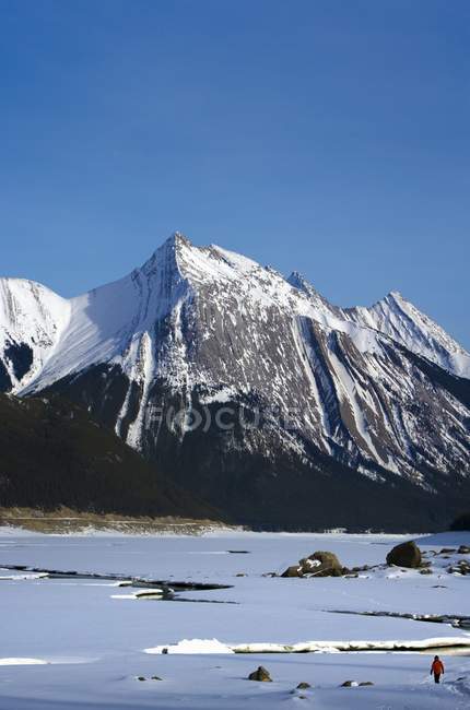 Pico de nieve de montañas - foto de stock