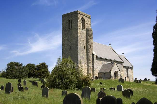Деревенская церковь, кладбище и кладбище — стоковое фото