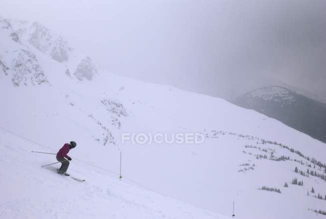 Downhill Skiier na encosta de neve — Fotografia de Stock