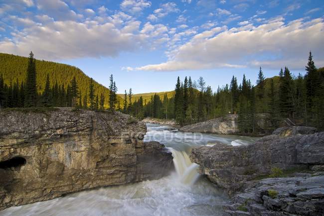 Cachoeira cercada por rochas — Fotografia de Stock