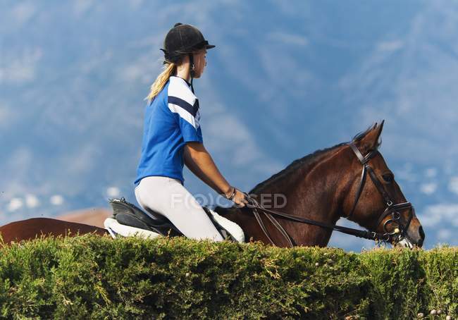 Mädchen reitet Pferd — Stockfoto
