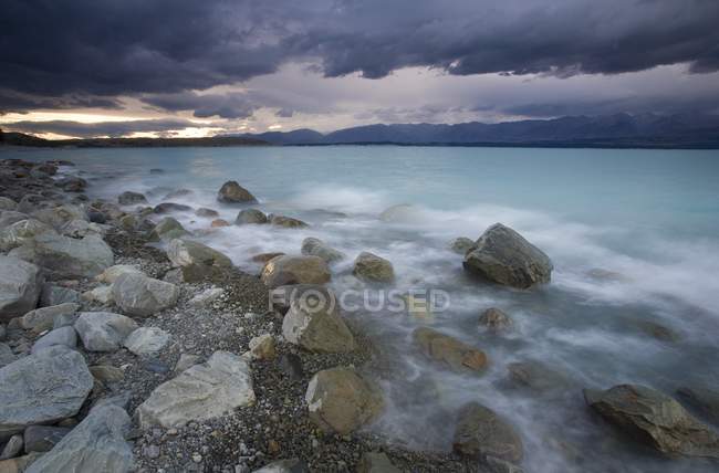 Felsiger Strand mit Steinen — Stockfoto