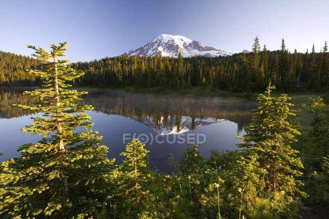 Reflexão do lago e do monte — Fotografia de Stock