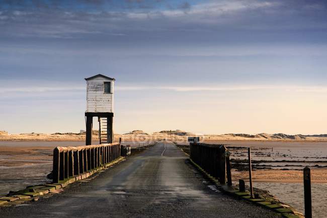 Torre di avvistamento sul ponte, Holy Island, Bewick, Inghilterra — Foto stock