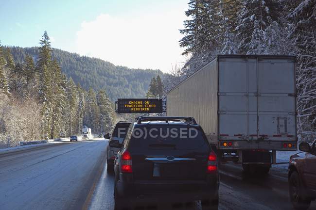 Tráfego pesado em estrada de montanha no inverno em Oregon, Estados Unidos da América — Fotografia de Stock