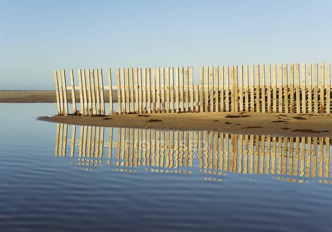 Cerca de madeira na praia — Fotografia de Stock