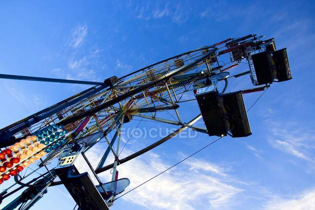 Вид снизу колеса обозрения под голубым небом — стоковое фото