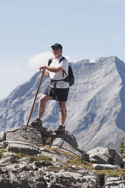 Homem de pé na montanha — Fotografia de Stock