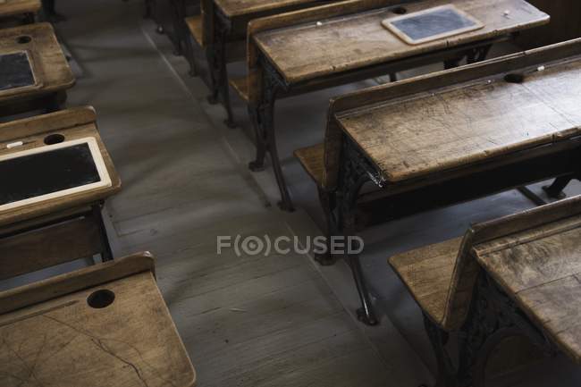 Desks da escola vintage na sala de aula antiga — Fotografia de Stock