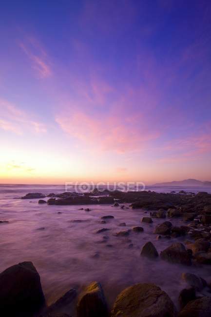 Oceano al tramonto sull'acqua — Foto stock