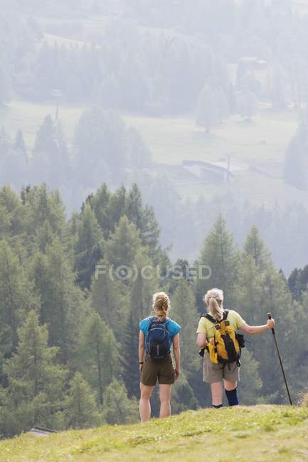 Female Hikers overlooking — Stock Photo