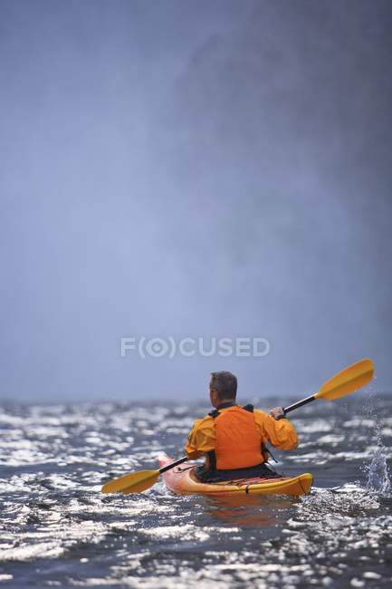 Vista trasera del hombre Kayak cerca de Snoqualmie Falls, Washington, EE.UU. - foto de stock