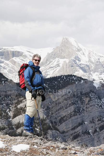 Man Standing At The Top Of A Mountain — Stock Photo