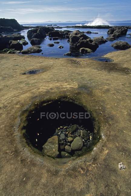 Markantes rundes Loch im Gezeitenbecken — Stockfoto