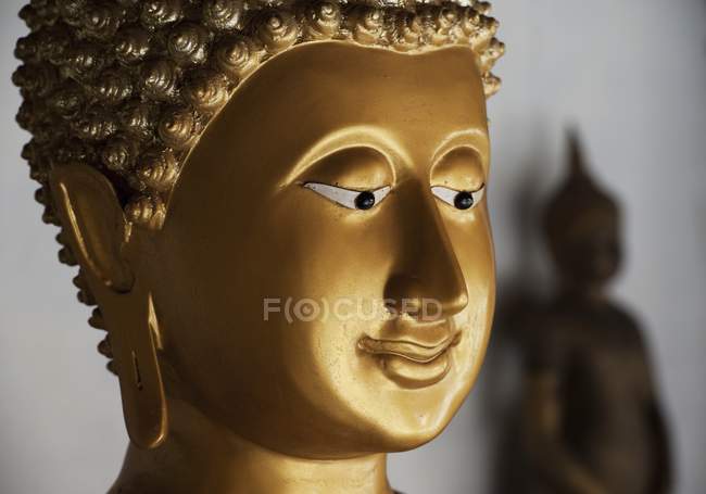 Estatua en el templo budista de Doi Kham - foto de stock