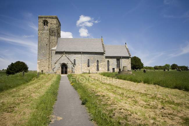 Chiesa di campagna con sentiero — Foto stock