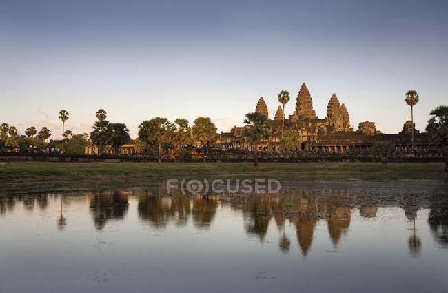 Angkor Wat en la ciudad - foto de stock